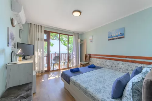 1485morski-briag-double-room-tv-amenities