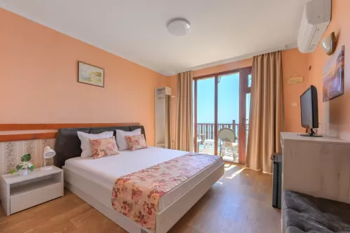 morski-briag-double-room-sea-view-bed