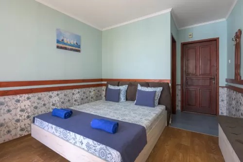 morski-briag-double-room-sea-view-big-bed